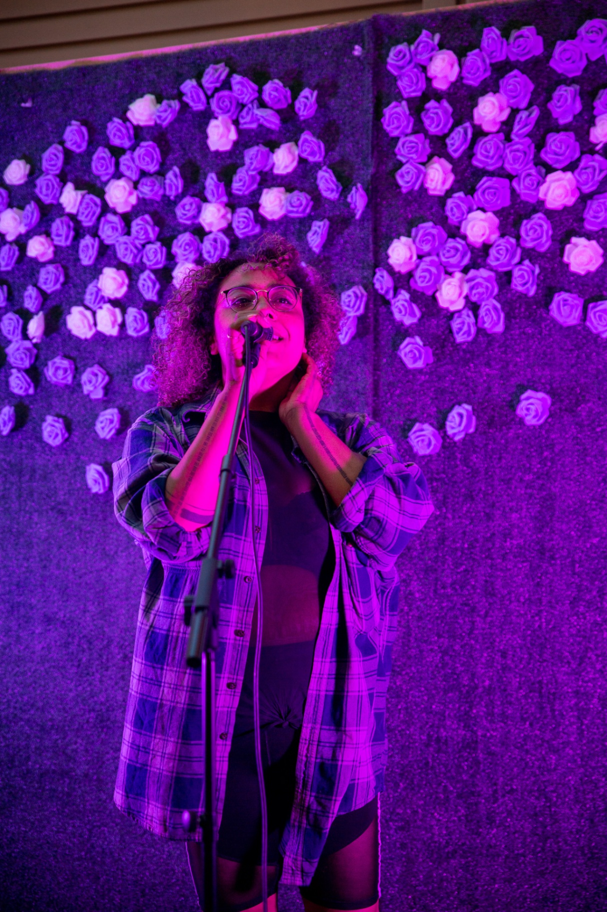 Singer at the rose wall, Hues Cookout 2022