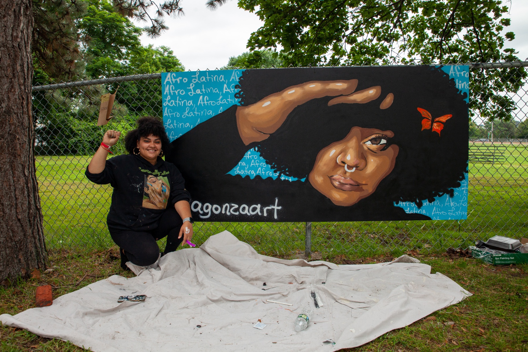 Live muralist @agonzaart with her Afro Latina piece at Steez 2021